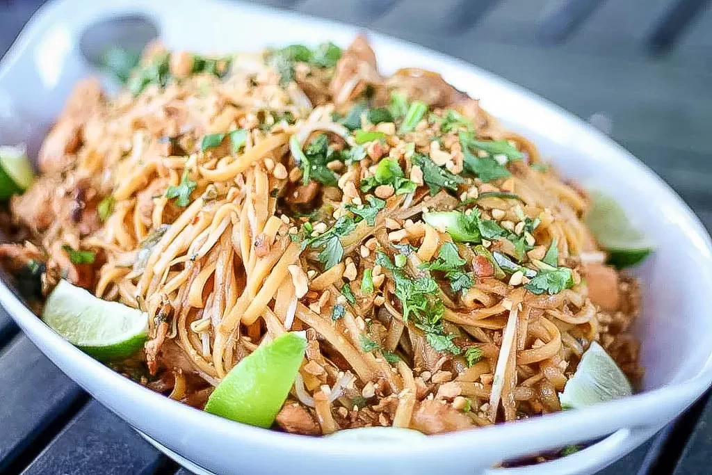 پد تای: (Pad Thai) غذای محبوب خیابان‌های بانکوک